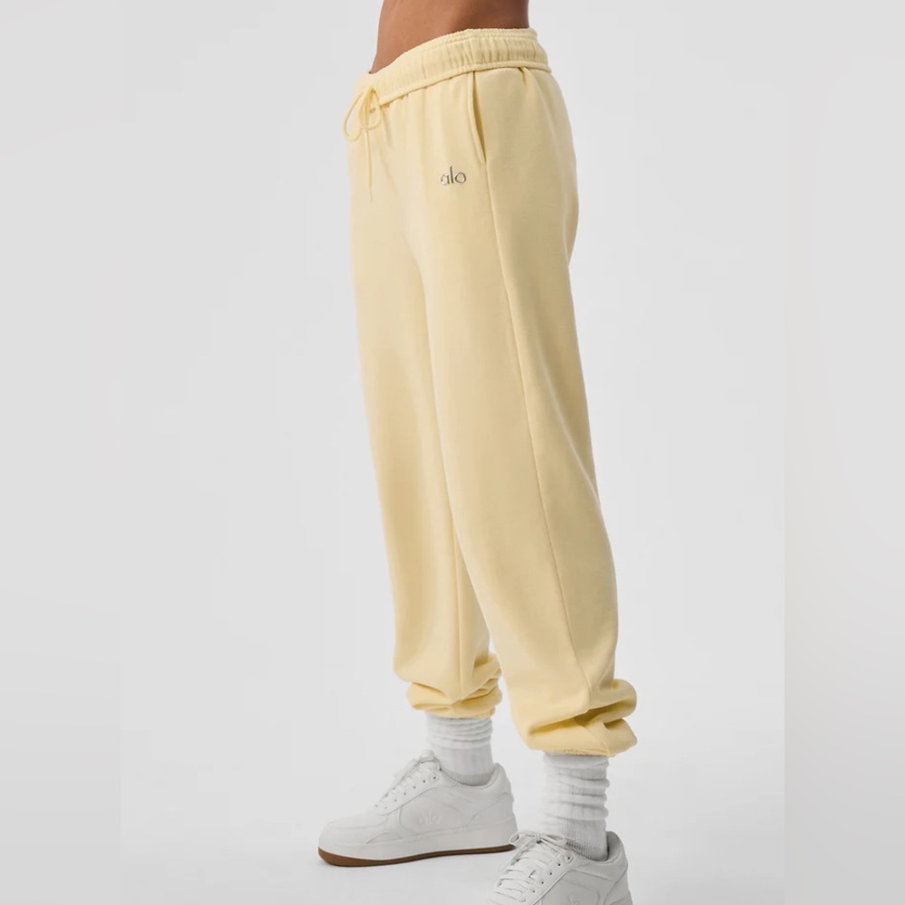 Alo Yoga Accolade Sweatpant Jogger in Lemon Ice